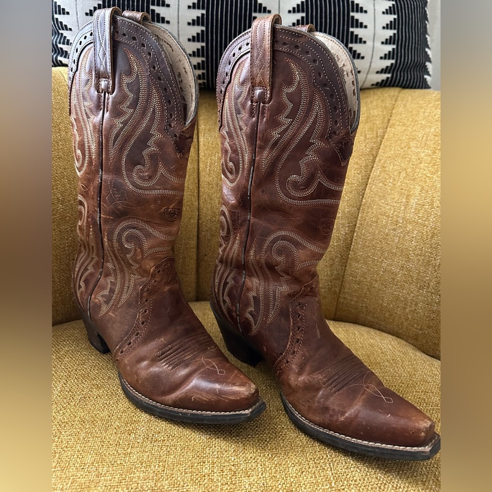 Ariat Women’s Rich Brown Embroidered Western Leather Boots✨🧡